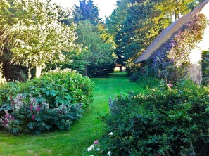 Property grounds - Typical Normandy cottage with character (Theuville-aux-Maillots)