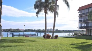 Property grounds - Bay Mariner 103 (Indian Shores)