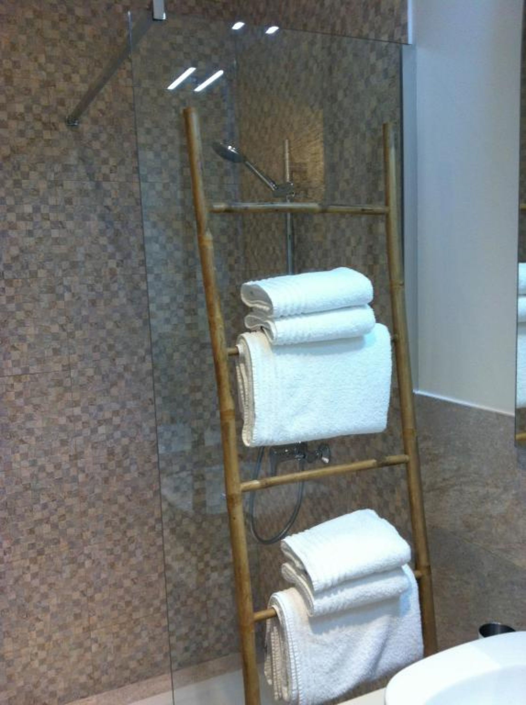 Tweepersoonskamer (Coté cour) | Badkamer | Gratis toiletartikelen, een haardroger, badjassen, handdoeken