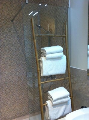 Doppelzimmer (Coté cour) | Badezimmer | Kostenlose Toilettenartikel, Haartrockner, Bademäntel, Handtücher
