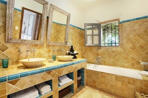 Habitación doble superior | Baño | Amenidades de baño gratuitas, secadora de cabello, batas, toallas