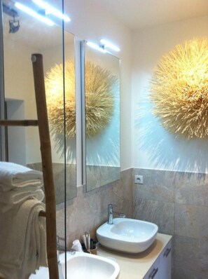 Double Room (Coté cour) | Bathroom | Free toiletries, hair dryer, bathrobes, towels