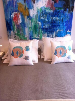 Double Room (Coté cour) | Minibar, in-room safe, individually decorated, individually furnished