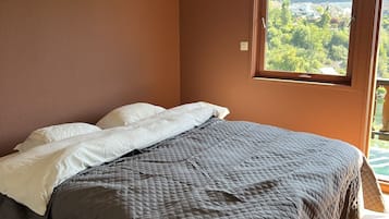 3 bedrooms, soundproofing, free WiFi, bed sheets