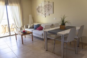 TV, books - Comfortable apartment near the beach, windsurfing area, parking. (El Médano)