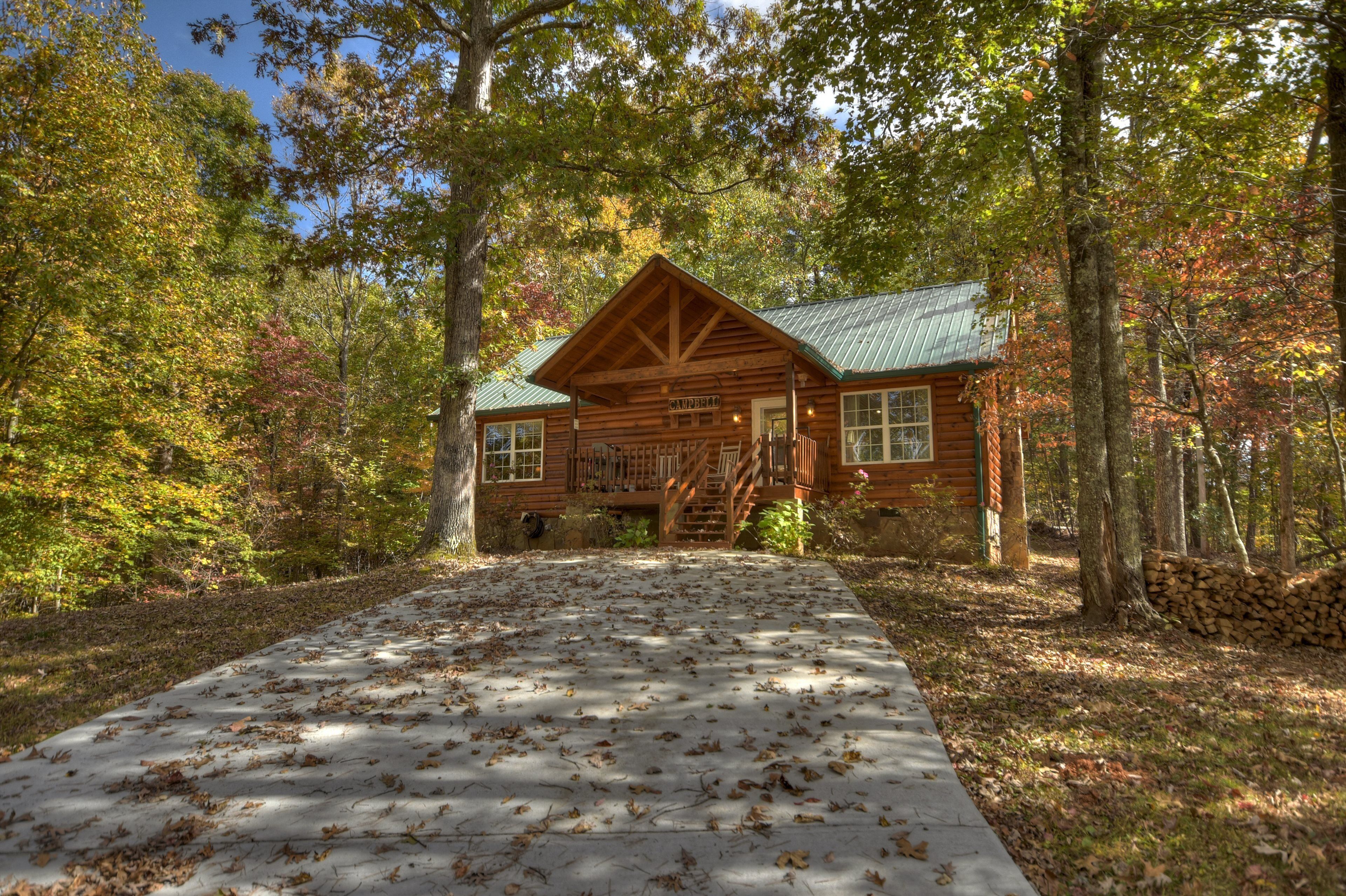 *Free Whitewater Rafting & Ziplining* Spacious & Secluded Cabin 7 Miles to Attractions & Near Ocoee River Rafting