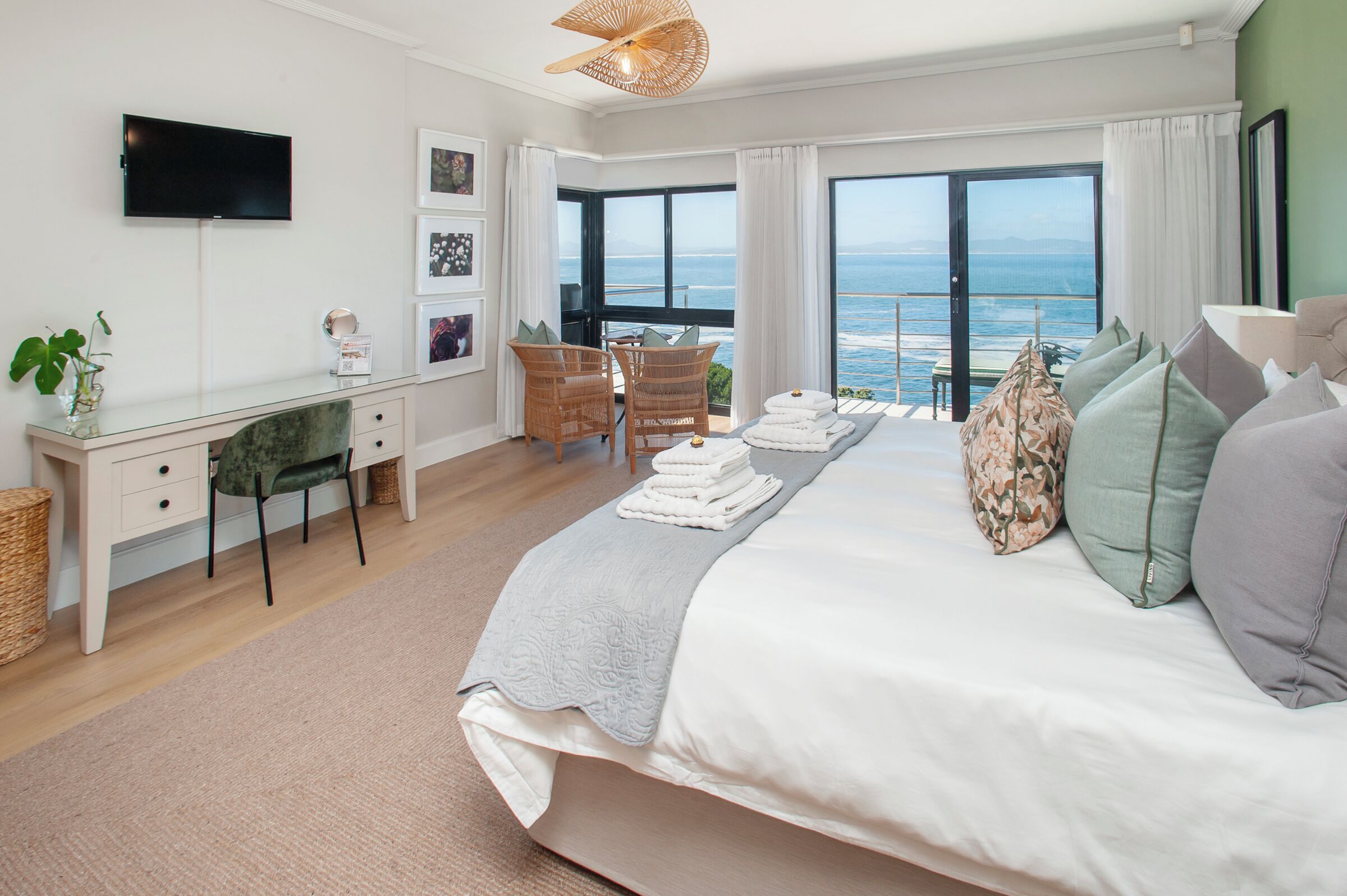 2 chambres, coffres-forts dans les chambres, fer et planche à repasser