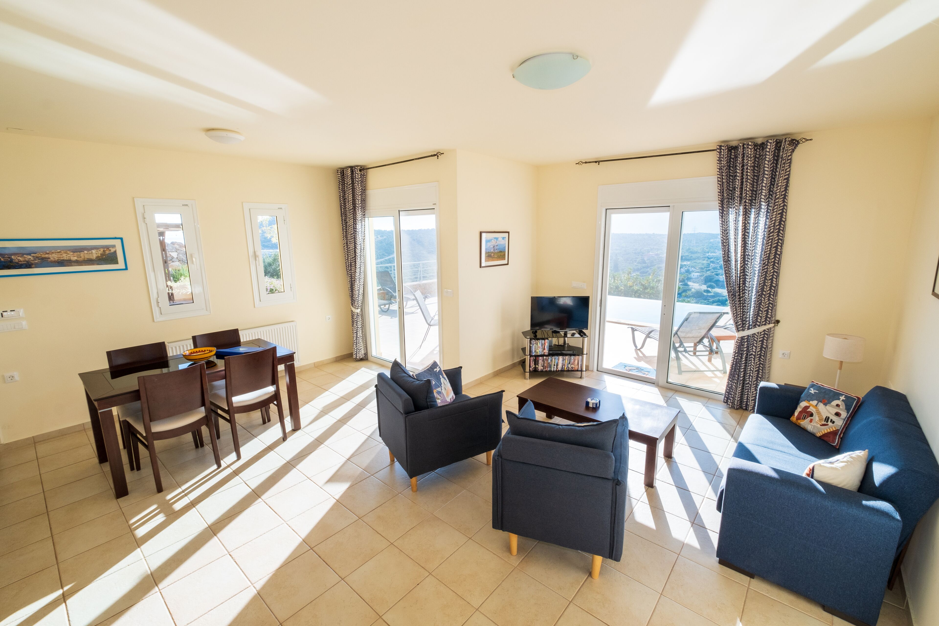 Smart-tv, dvd-afspiller, bøger