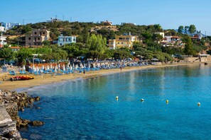 Vlak bij het strand, ligstoelen aan het strand