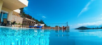 Modern hilltop villa with pool near Agios Nikolaos