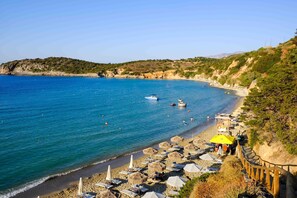 Beach nearby, sun-loungers - Modern hilltop villa with pool near Agios Nikolaos (Vathi)