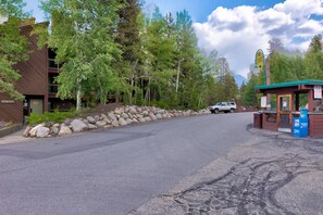 Property grounds - Keystone Condo w/Private Deck Offering Mountain Views; Hike/Bike Trail Nearby (Keystone)