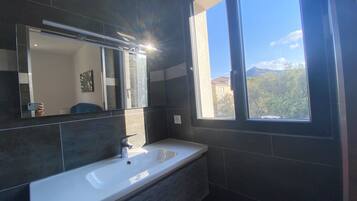 Douche, sèche-cheveux, papier toilette