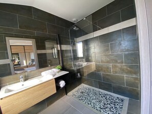 Shower, hair dryer, toilet paper