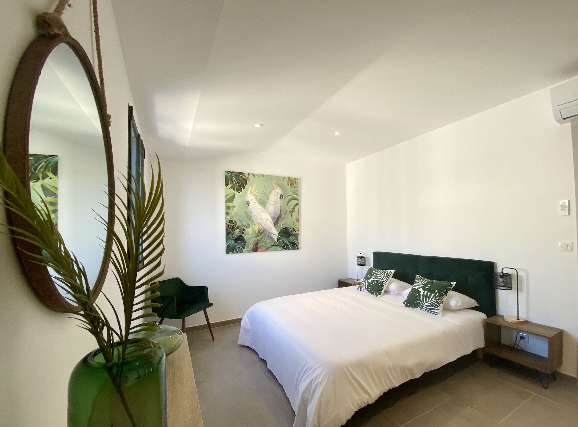 4 habitaciones, tabla de planchar con plancha y cuna de viaje 