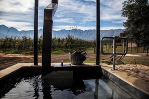 Outdoor spa tub - Bergsicht Country Farm Cottages (Tulbagh)