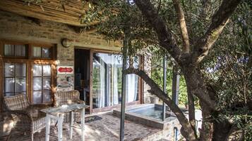 Farm Cottage- Lady Red | Terrace/patio