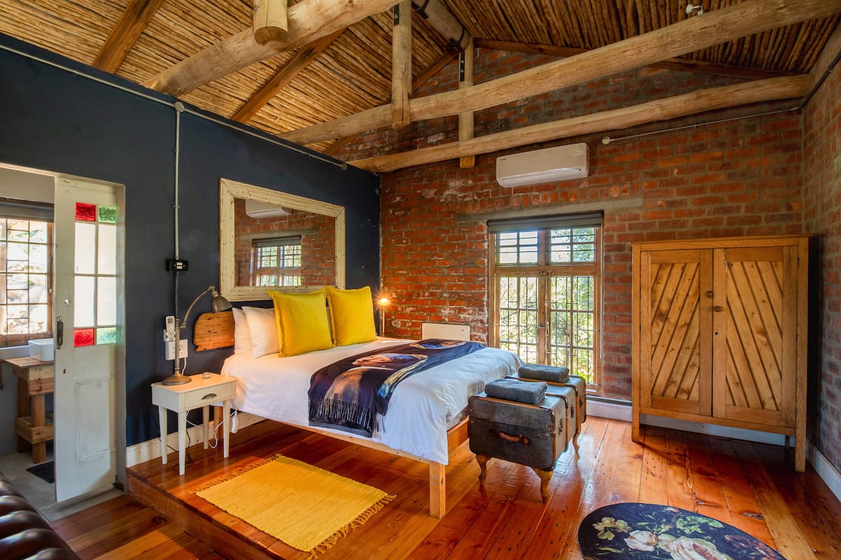 Cabaña romántica, hidromasaje, vista a la montaña | 1 habitación, ropa de cama hipoalergénica y decoración personalizada