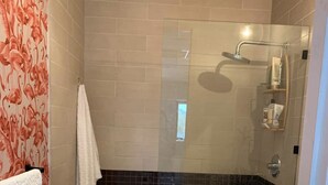 Un baño moderno con una bañera, ducha y tocador.
