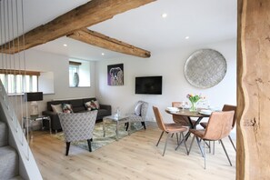 Smart TV - 3 Weaver's Cottage - ideal retreat for exploring (Benenden)