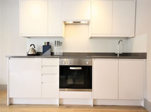 Frigorifero, microonde, forno, piano cottura