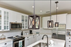 Casa, varias camas, alberca privada | Cocina privada | Refrigerador, microondas, parrilla de estufa y lavavajillas