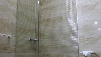 Appartement Familial | Salle de bain | Baignoire et douche séparées, douche à « effet pluie », peignoirs