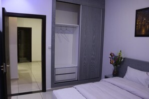 Appartement de base | Décor unique, ameublement unique, bureau