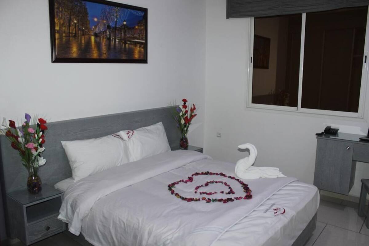 Comfort Apartment | Desk, laptop workspace, WiFi (free), individually decorated