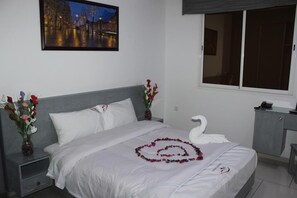 Comfort-Apartment | Individuell dekoriert, individuell eingerichtet, Schreibtisch