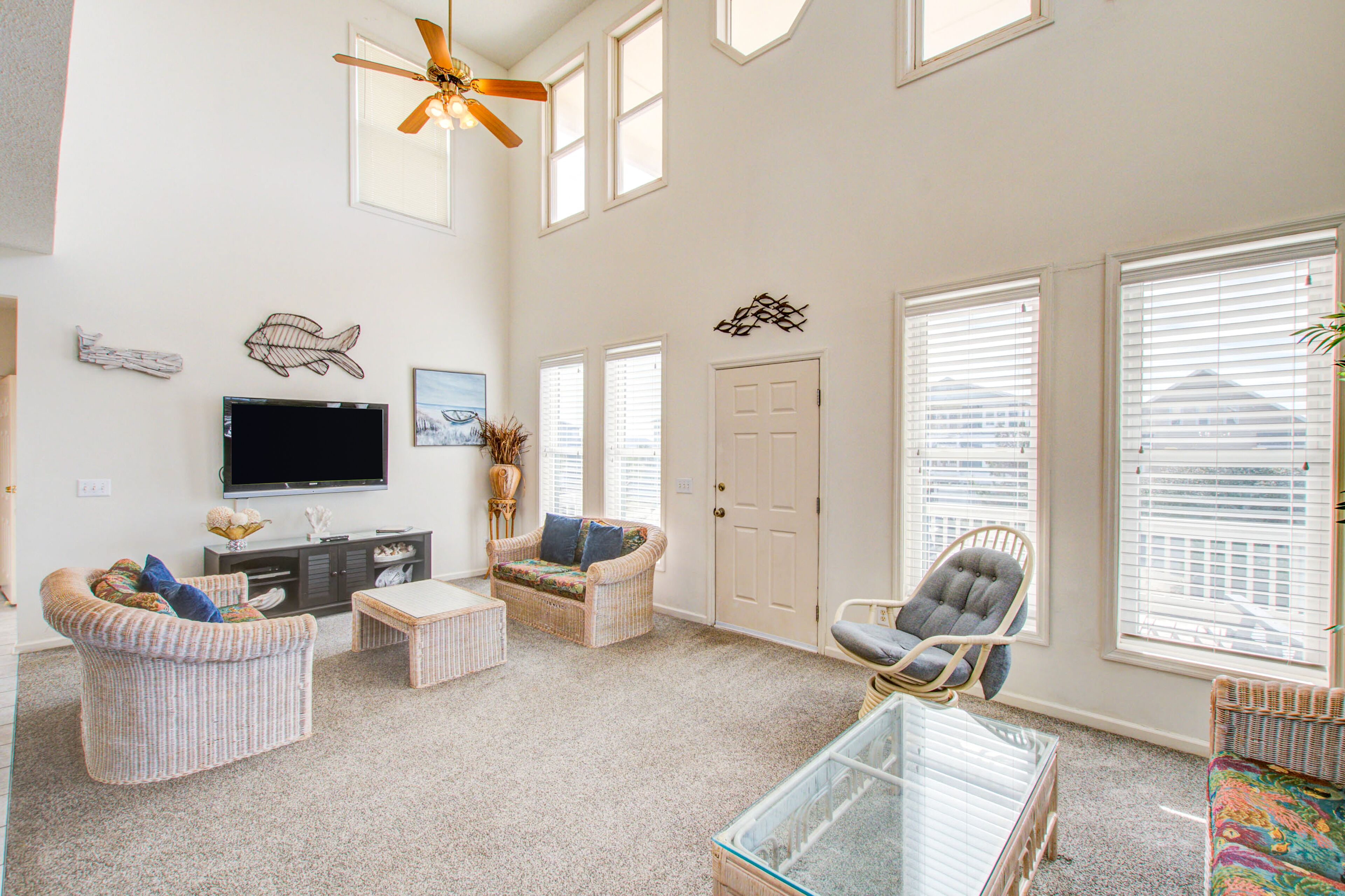 Tv, dvd-spelare, böcker och ett musikbibliotek