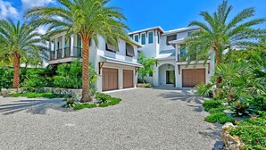 Exterior - Sail Away (Anna Maria)