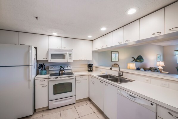 Condo, Multiple Beds, Balcony, Ocean View | Private kitchen | Fridge, microwave, stovetop, dishwasher - Sandy Pointe (Holmes Beach)