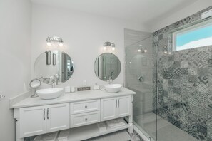 House, Multiple Beds, Private Pool | Bathroom