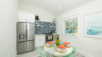 Habitación, varias camas, alberca privada | Cocina privada | Refrigerador, microondas, parrilla de estufa y lavavajillas