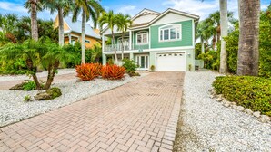 Unclassified image, 4 of 25, button