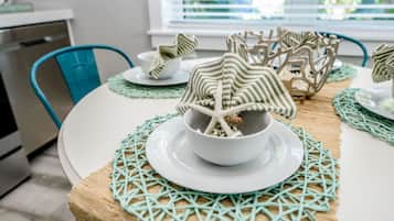 Réfrigérateur, four à micro-ondes, surface de cuisson, lave-vaisselle