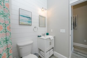 Huone, 1 suuri parisänky ja vuodesohva, yksityinen uima-allas, näköala uima-altaalle | Kylpyhuone