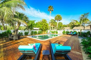 Huone, 1 suuri parisänky ja vuodesohva, yksityinen uima-allas, näköala uima-altaalle | Uima-allas | Ulkouima-allas