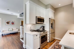 Een koelkast, een microgolfoven, een oven, een kookplaat