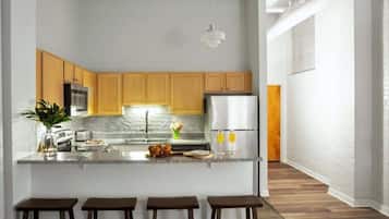 Køleskab, mikrobølgeovn, ovn, kogeplade