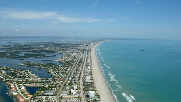 Playa en los alrededores, camastros y toallas de playa