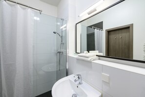 Dusche, Handtücher, Seife, Shampoo