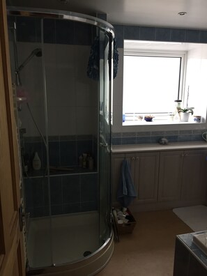 Dusche, Haartrockner, Handtücher, Seife