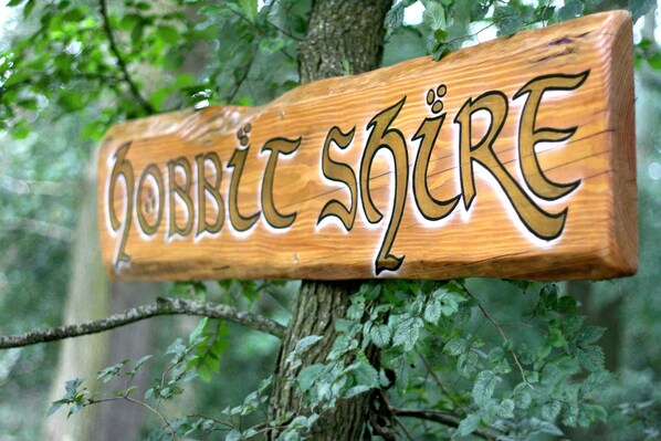 Une pancarte en bois portant l’inscription « Bobbit Shire » est fixée à un arbre.