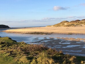 A coastal landscape with a sandy beach, a calm river, and grassy areas. - Secluded Meadow, Unique Shire Hut, Perfect Camping (Camborne)