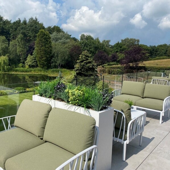 2 bars/lounges, cocktail bar