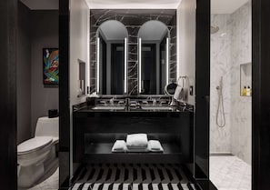 Dusch, lyxtoalettartiklar, hårtork och badrock