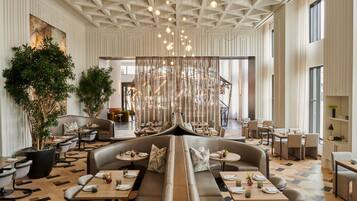 Breakfast, lunch, dinner served; American cuisine