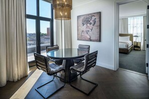 Suite, 1 trÚs grand lit, terrasse (Woodward) | Aire de séjour | Téléviseur à DEL de 65 po avec télévision par cùble, téléviseur, Netflix